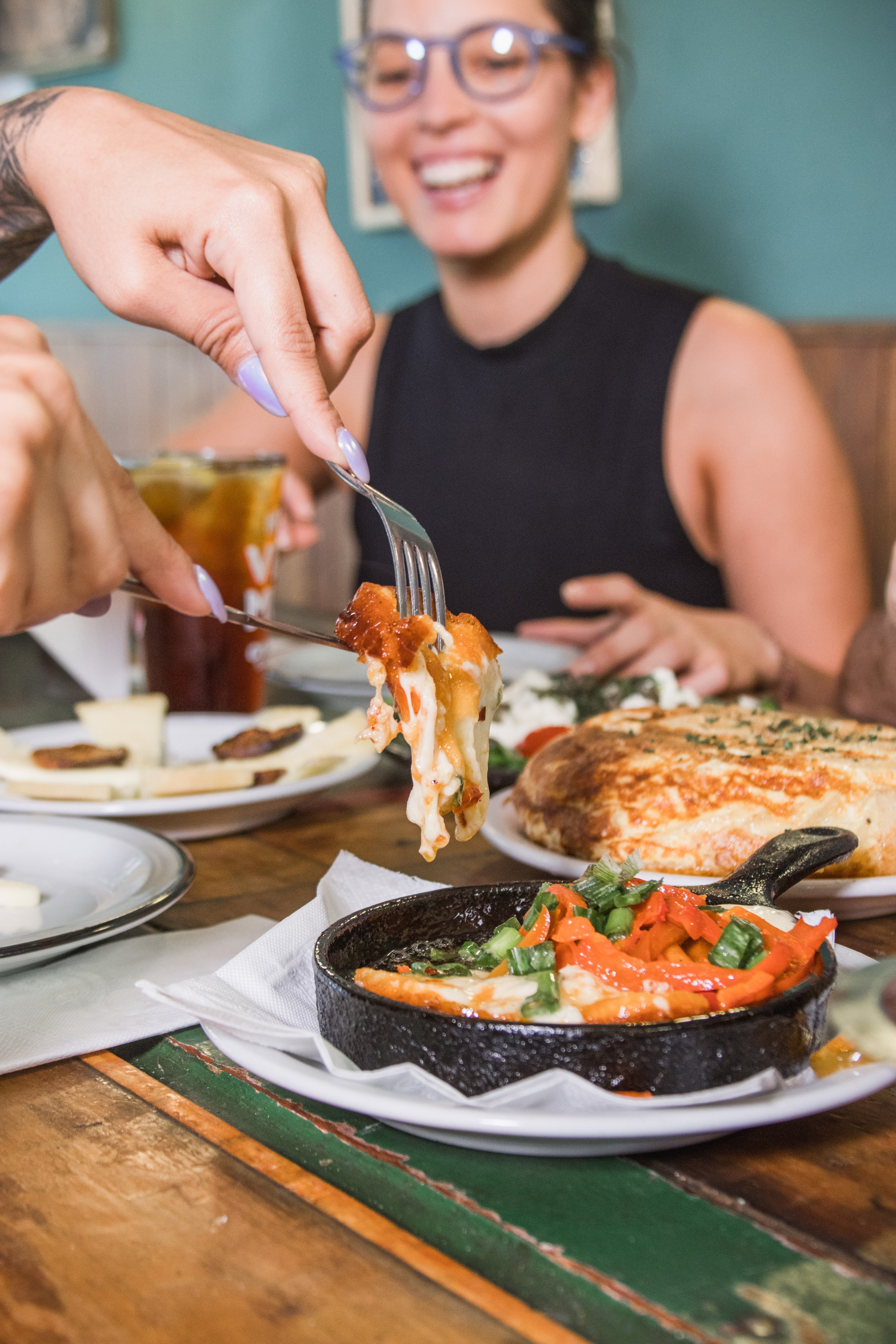 Compartiendo una tapa en La Esperanza